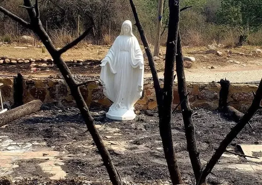 La statua della Madonna rimane intatta durante l'incendio