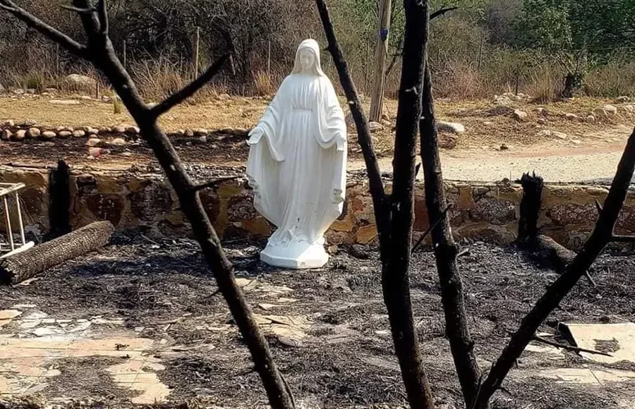 La statua della Madonna rimane intatta durante l'incendio