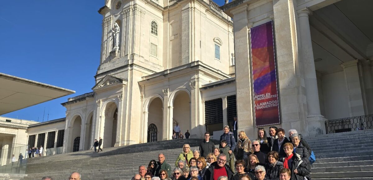 pellegrinaggio a fatima - il nostro gruppo sul sagrato della chiesa principale